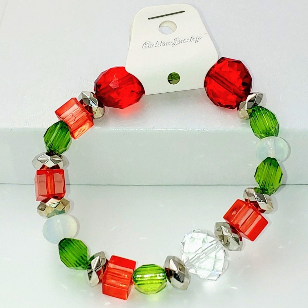 261C95 Red & Green Beaded Stretch Bracelet — 7"